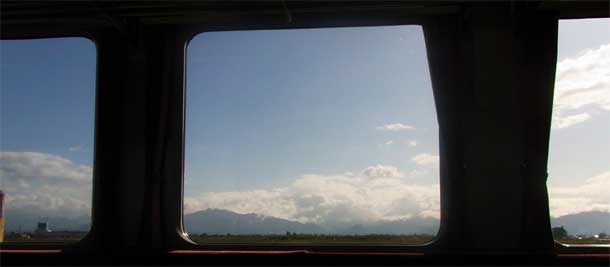 A rather more specatcular view than any I get on my train journey. Photo: Yamaguchi Yoshiaki. Wikimedia Commons